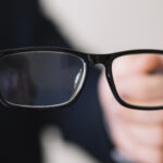 5 dicas para limpar as lentes dos seus óculos sem danificá-las