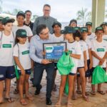 Unimed Ribeirão Preto realiza entrega de kits para crianças do projeto social Nadando na Frente