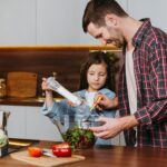 Seis lições que as crianças aprendem na cozinha