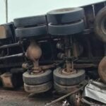 Carreta tomba em rodovia e  mata quatro pessoas em rodovia da região