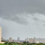 Chuva e vento forte marcam presença no primeiro dia útil em Ribeirão, temperatura volta a subir no final de semana