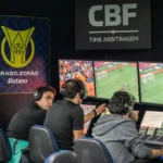 O futebol tem novas regras. Mais atuação do VAR e contagem regressiva em bolas paradas