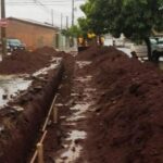 Três pessoas foram detidas ao tentar ligação clandestina de água usando retroescavadeira em buraco de 100 metros