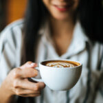 Tomar café pode reduzir chances de demência. Qual a quantidade certa ?