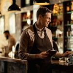 Vendas em bares e restaurantes recuam 0,5% em março, aponta Índice Abrasel-Stone