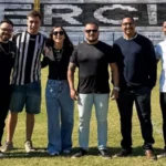 Comercial apresenta equipe de marketing e comunicação
