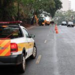 Risco de deslizamento leva Prefeitura a instalar proteção na Avenida Meira Junior