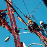 Regularização de fios de telecomunicações chega na Avenida Treze de Maio