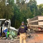 Acidente no Paraná mata 23 pessoas e transforma micro-ônibus em sucata