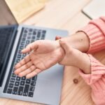 Dor nas mãos ao usar computador pode indicar lesões causadas por movimentos repetitivos