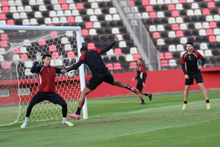 A imagem mostra o atacante Higor treinando. Ele pode ser a novidade do jogo contra o Athletic - Foto Botafogo S/A