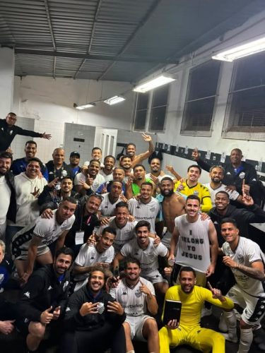 Time do Comercial comemora nos vestiários  a vitória sobre o XV de Piracicaba - Foto Comercial FC