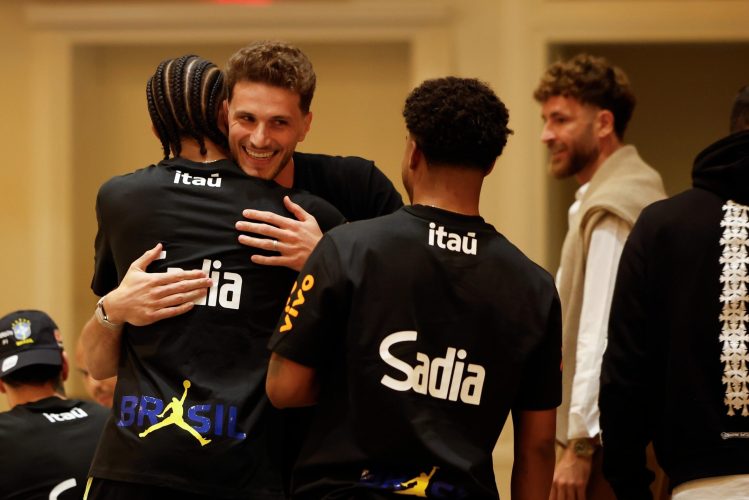 Bento cumprimenta João Pedro no hotel da delegação da Seleção Brasileira em Orlando
Créditos: Rafael Ribeiro