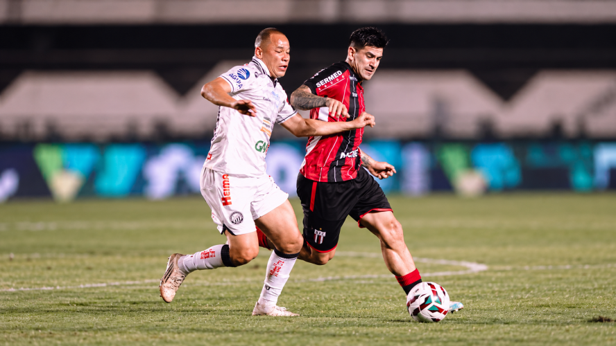 O ex-atacante do Botafogo Caio Dantas disputa uma bola com Leandro Maciel / Imagem Botafogo S/A