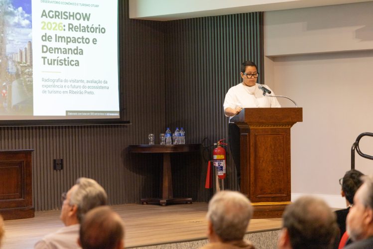 Bruna Muniz Lara Representante do Observatório Econômico e Turismo de Ribeirão Preto e Região apresentando dados da pesquisa