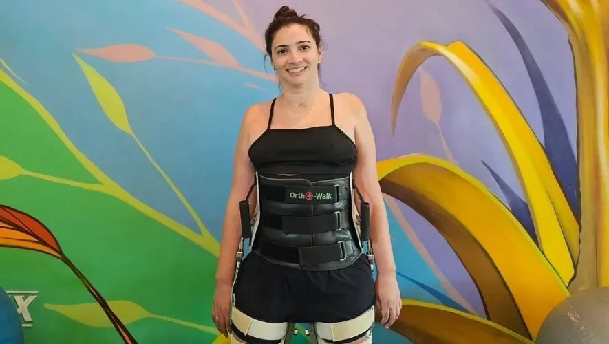 Laís Souza registrou em suas redes sociais o momento que ficou em pé pela primeira vez desde seu acidente.