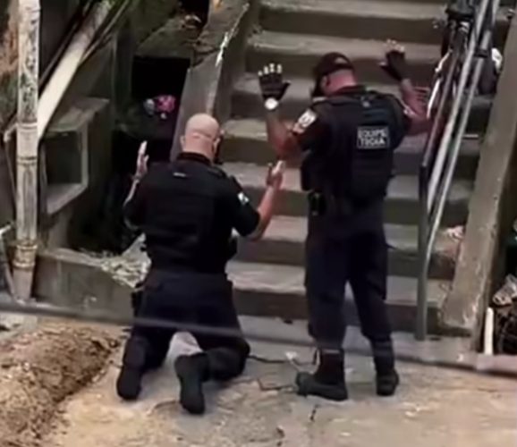 Políciais orando durante megaoperação no Rio De Janeiro /Foto: Redes sociais