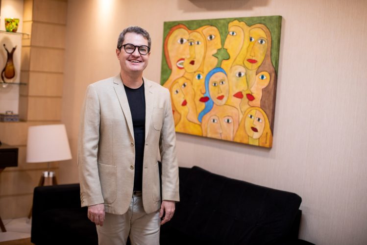 Weber Soares Coelho é médico dermatologista, membro efetivo da SBD – Sociedade Brasileira de Dermatologia, mestre em Dermatologia pela USP (Universidade de São Paulo).