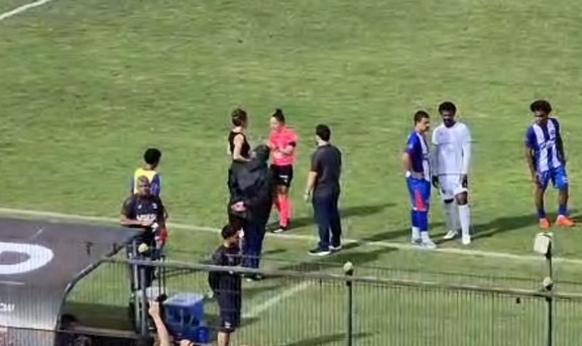 A imagem mostra o momento que a médica relata o fato para arbitragem - Imagens WMais e WSports Oficial