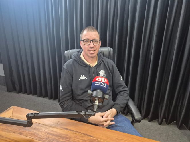 Gerente de futebol do Comercial Fernando Gil no estúdio da Rádio Jovem Pan News Ribeirão- Foto WMais e Wsports