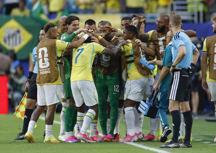 Vinicius Jr. celebra com seus companheiros um de seus dois gols na vitória da Seleção sobre a Escócia, em Miami, pela Copa do Mundo 2026
Créditos: Rafael Ribeiro/CBF