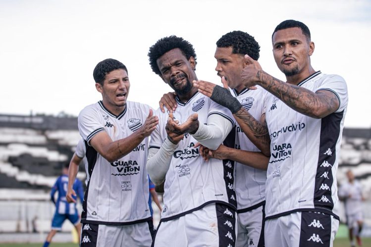 O zagueiro Dogão comemora seu primeiro gol com a camisa do Comercial. Foto Bruno Belomi